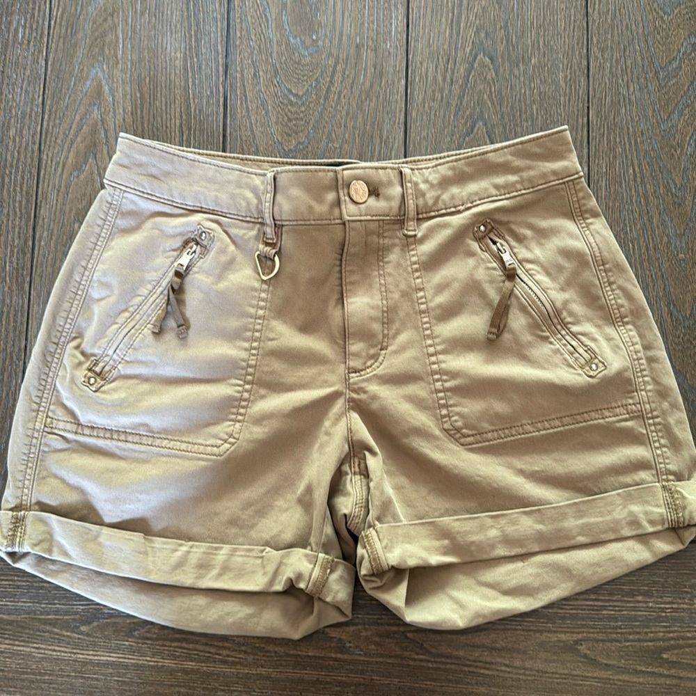 White House black market mid rise 4 1/2 inch short